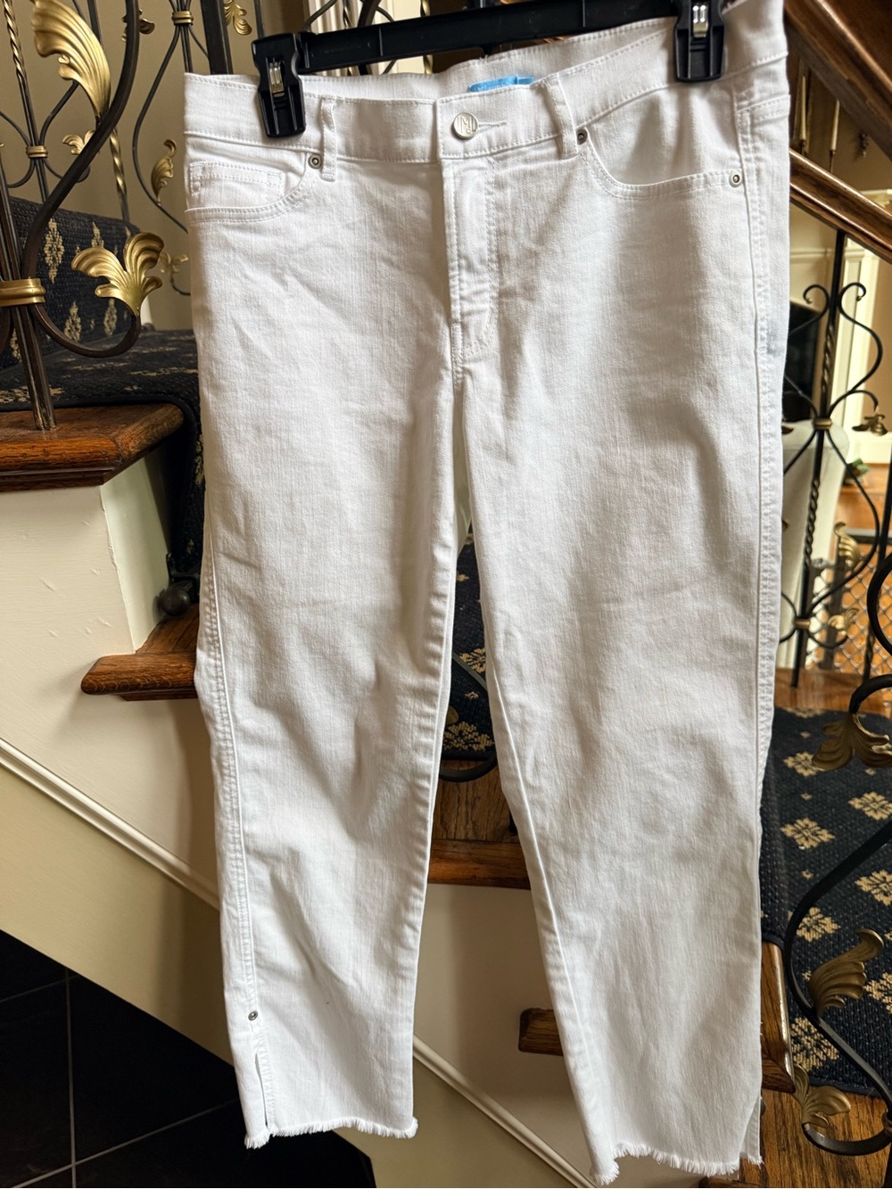 J.McLaughlin White Denim Jean. EUC size 6 Ankle Freyed bottom with split.Pockets